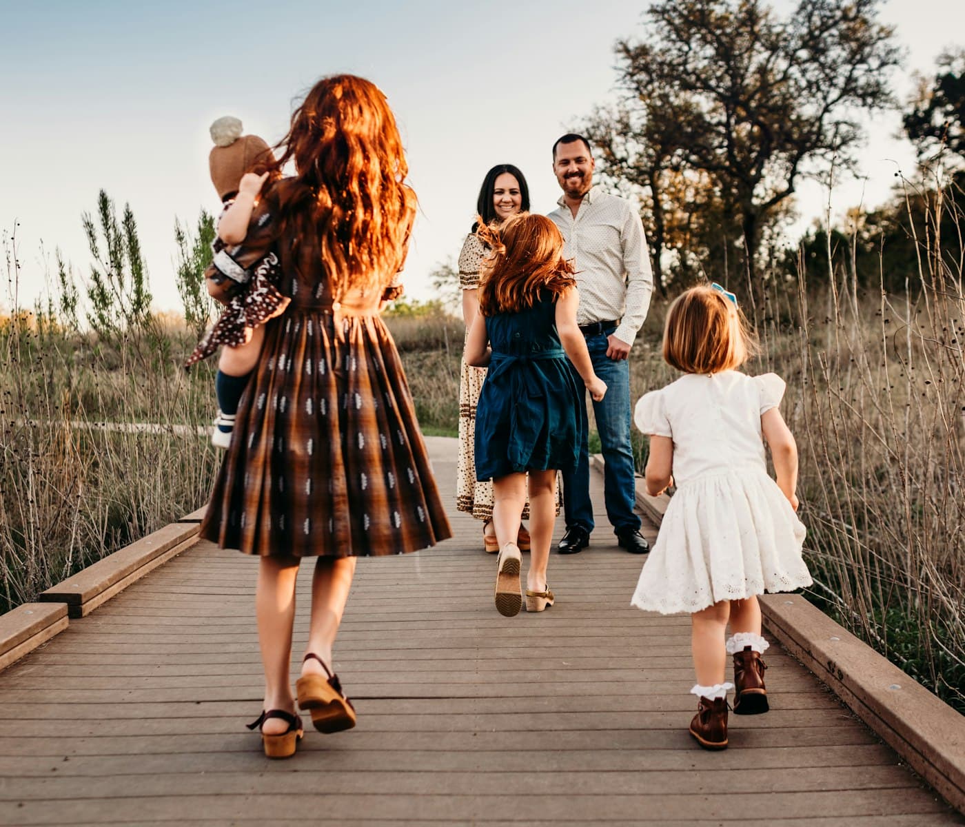 Familia caminando al aire libre con luz de atardecer